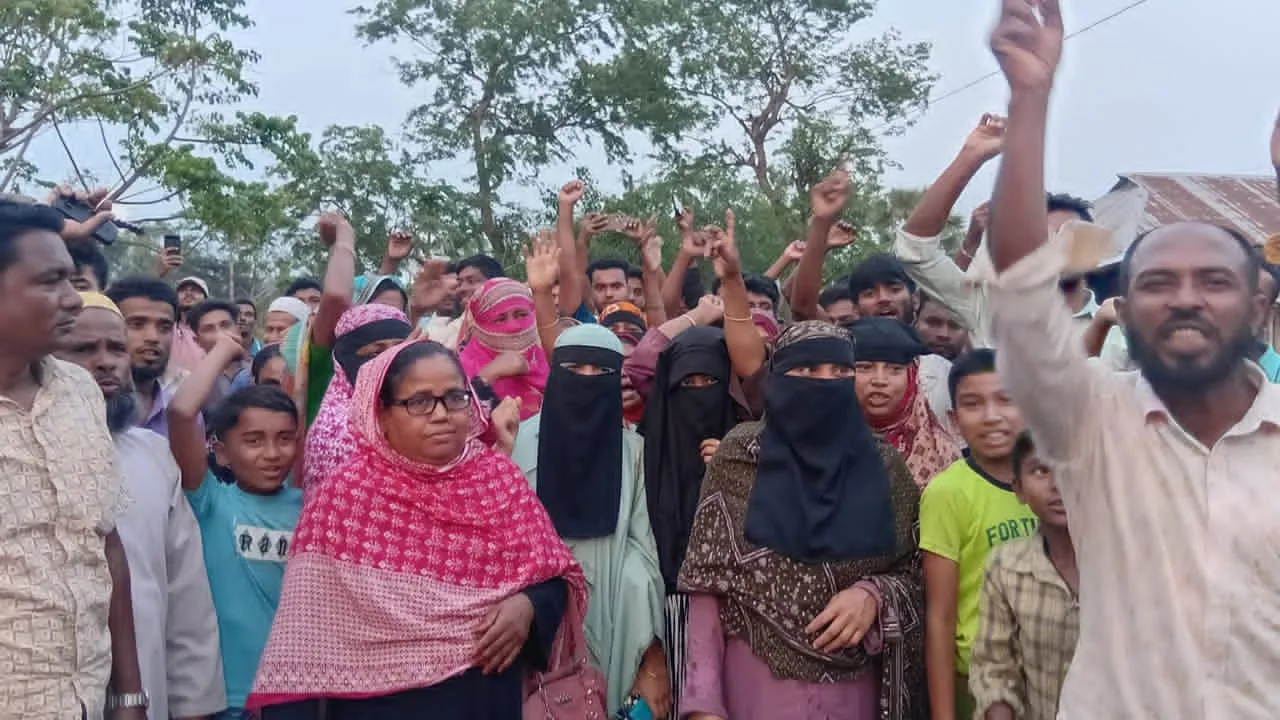 বরগুনায় ব্যবসায়ীকে কুপিয়ে জখমের প্রতিবাদে মানববন্ধন