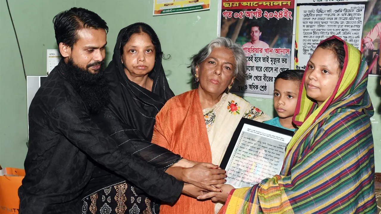 শহীদ শাহরিয়ার খান আনাসের বাসায় উপদেষ্টা শারমীন এস মুরশিদ