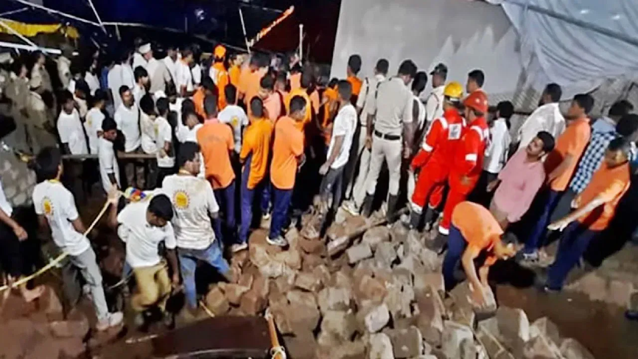 ভারতের অন্ধ্রপ্রদেশে মন্দিরের প্রাচীর ভেঙে নিহত ৮