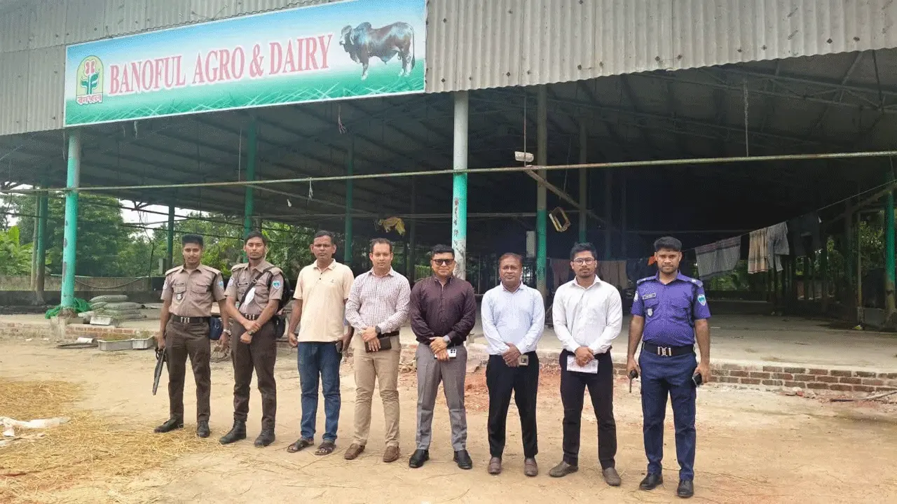আনোয়ারায় বর্জ্য খালে ফেলায় বনফুল এগ্রোকে ৫০ হাজার টাকা জরিমানা
