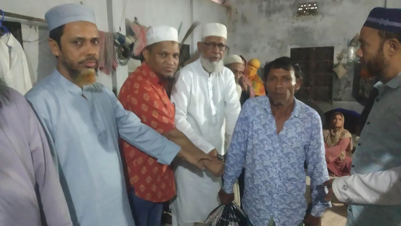আনোয়ারায় দুর্গতদের মাঝে জামায়াতের ফুডপ্যাক বিতরণ