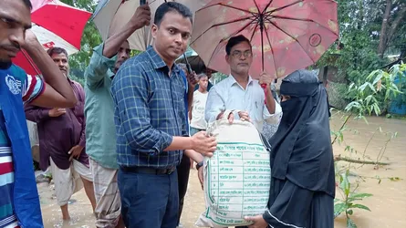 আনোয়ারায় জলাবদ্ধতায় ক্ষতিগ্রস্তদের ঘরে ত্রাণ পৌঁছাচ্ছে প্রশাসন