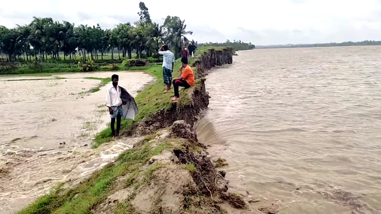 চট্টগ্রামে বেড়িবাঁধ ভেঙে লোকালয়ে ঢুকছে পানি