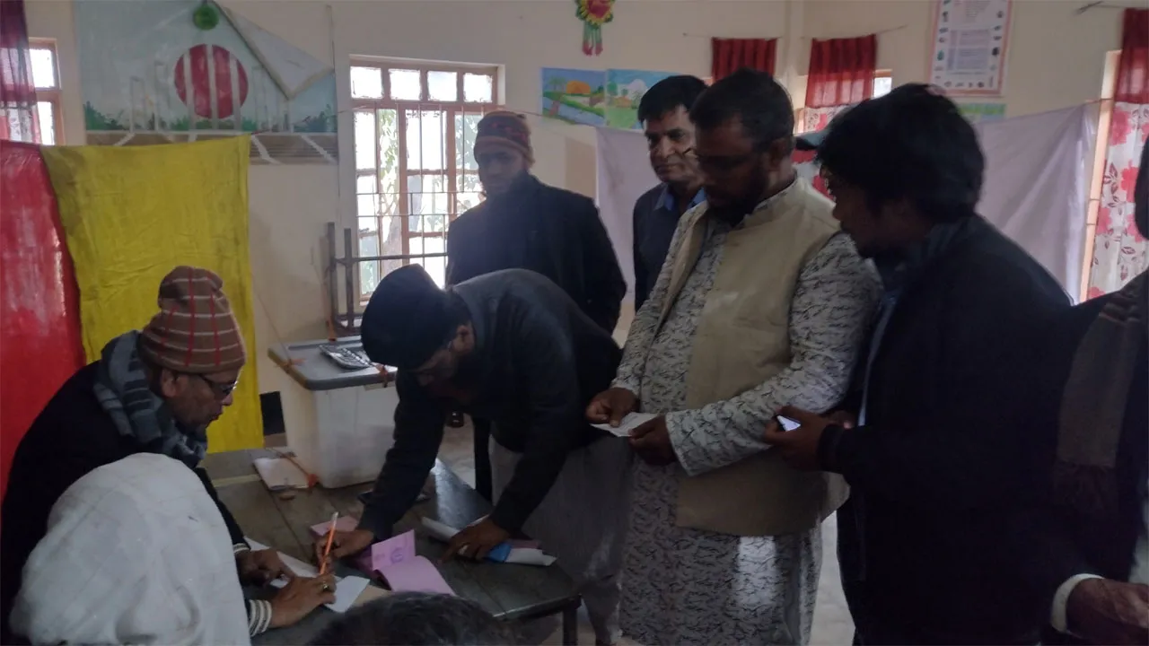 ভোটাধিকার প্রয়োগ করলেন জামায়াত প্রার্থী মাহমুদুল হাসান