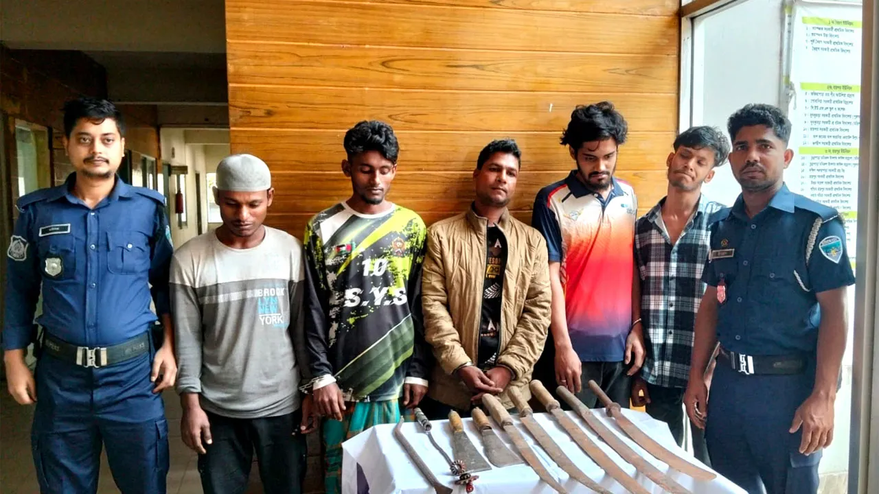 আনোয়ারায় দেশীয় অস্ত্রসহ গ্রেফতার ৫