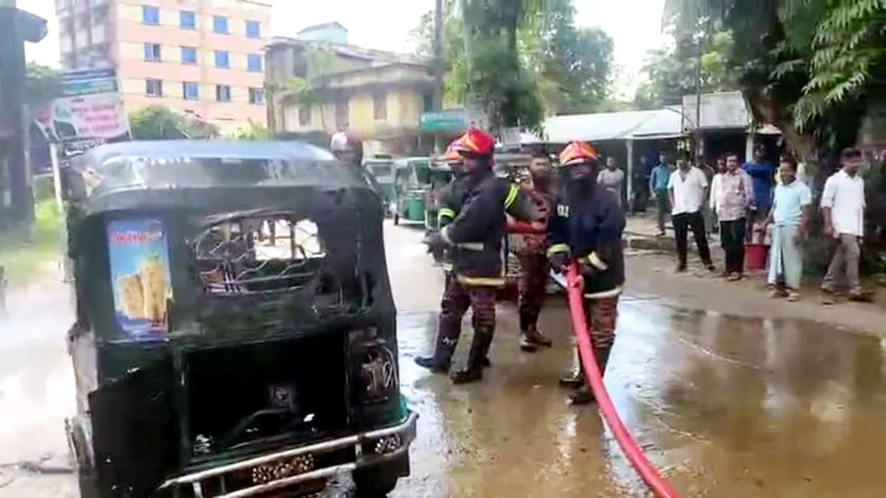আনোয়ারায় চলন্ত সিএনজিতে আগুন, অল্পের জন্য প্রাণে বাঁচলেন যাত্রীরা