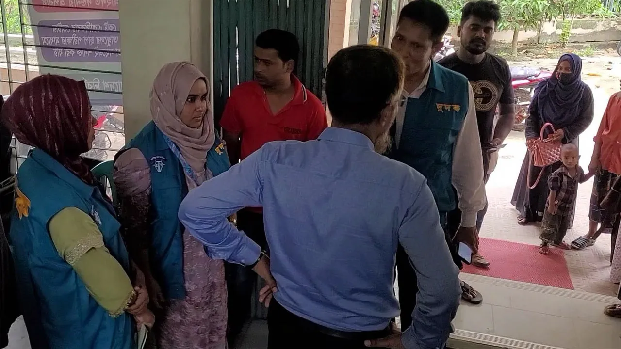 নওগাঁয় নির্বাচন অফিসে দুদুকের অভিযান, মিলেছে ঘুষ লেনদেনের প্রমাণ