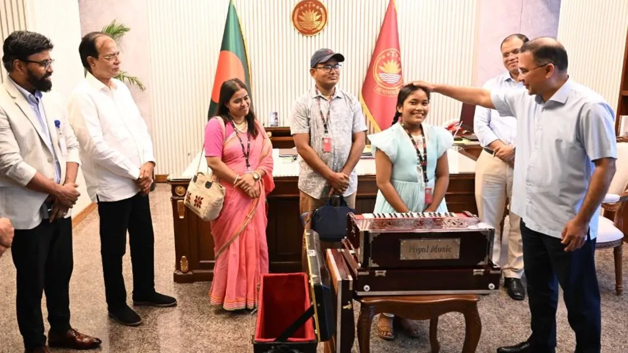 প্রধানমন্ত্রীর সাথে দেখা করে স্বপ্নপূরণ অনুশ্রীর, মিলল হারমোনিয়াম উপহার