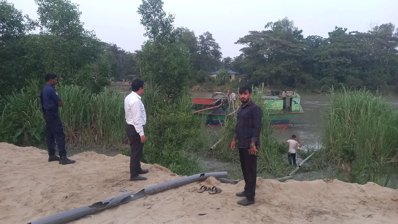 আনোয়ারায় প্রশাসনের অভিযানে ড্রেজার জব্দ