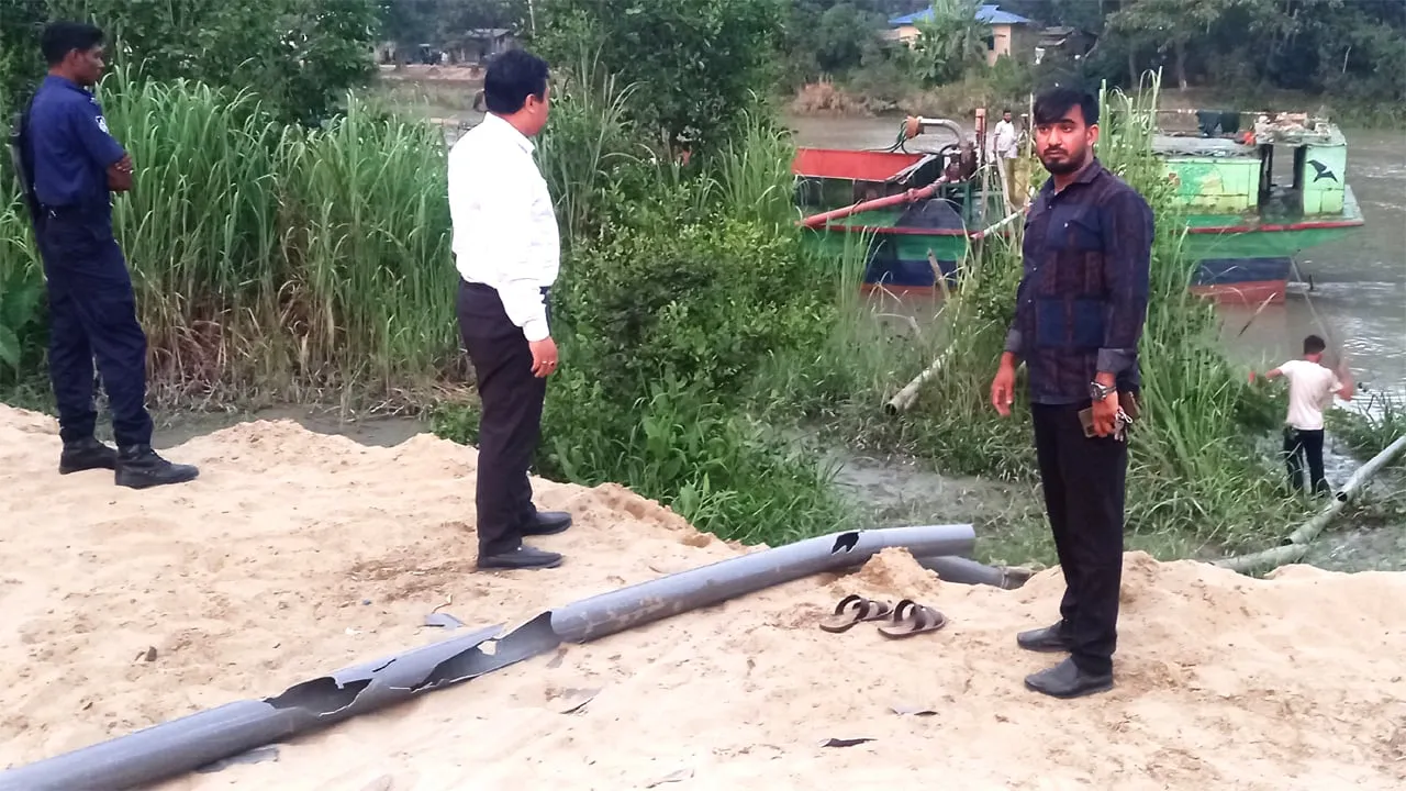 আনোয়ারায় অবৈধ বালু উত্তোলনের দায়ে ড্রেজারসহ বালু জব্দ