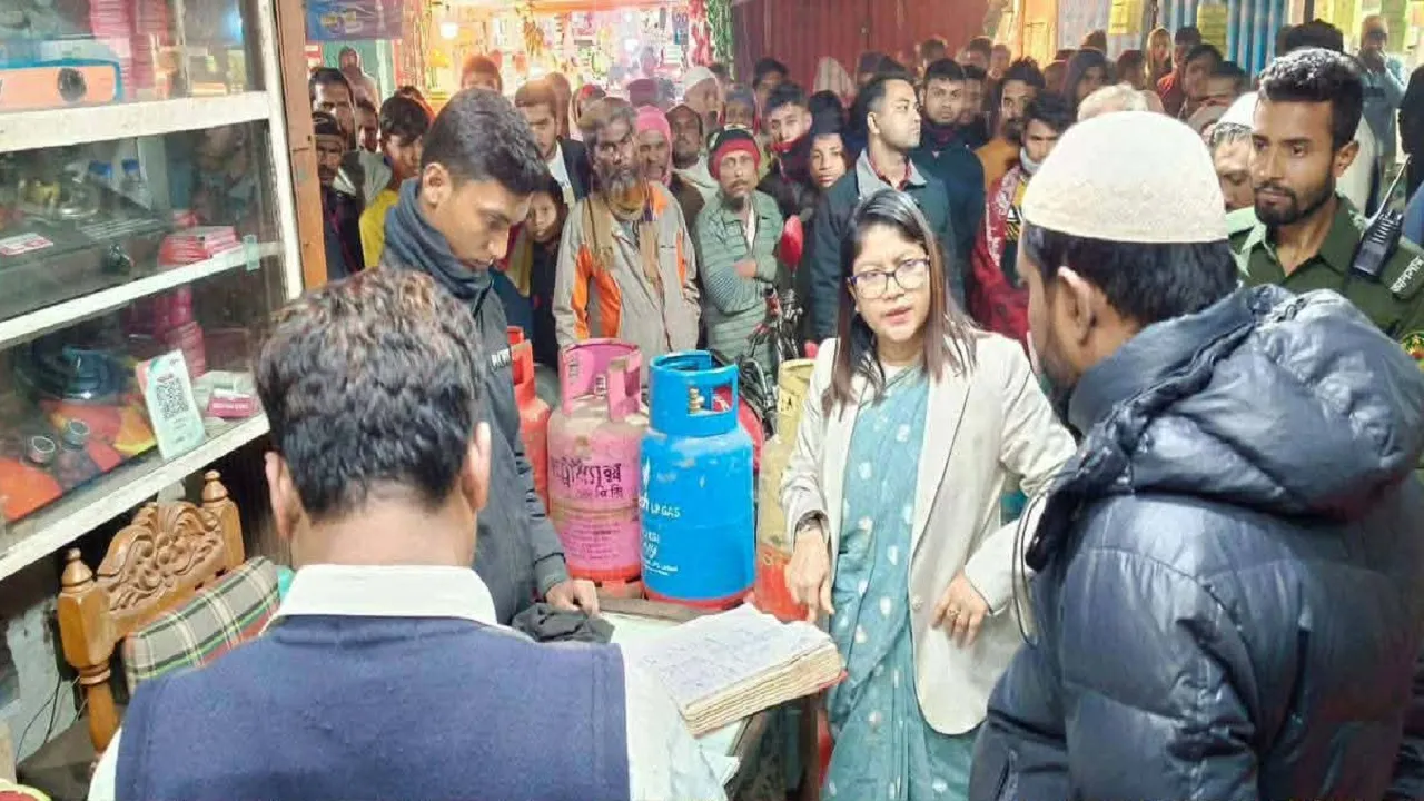 আনোয়ারায় অতিরিক্ত দামে এলপি গ্যাস বিক্রি, দোকানিকে জরিমানা