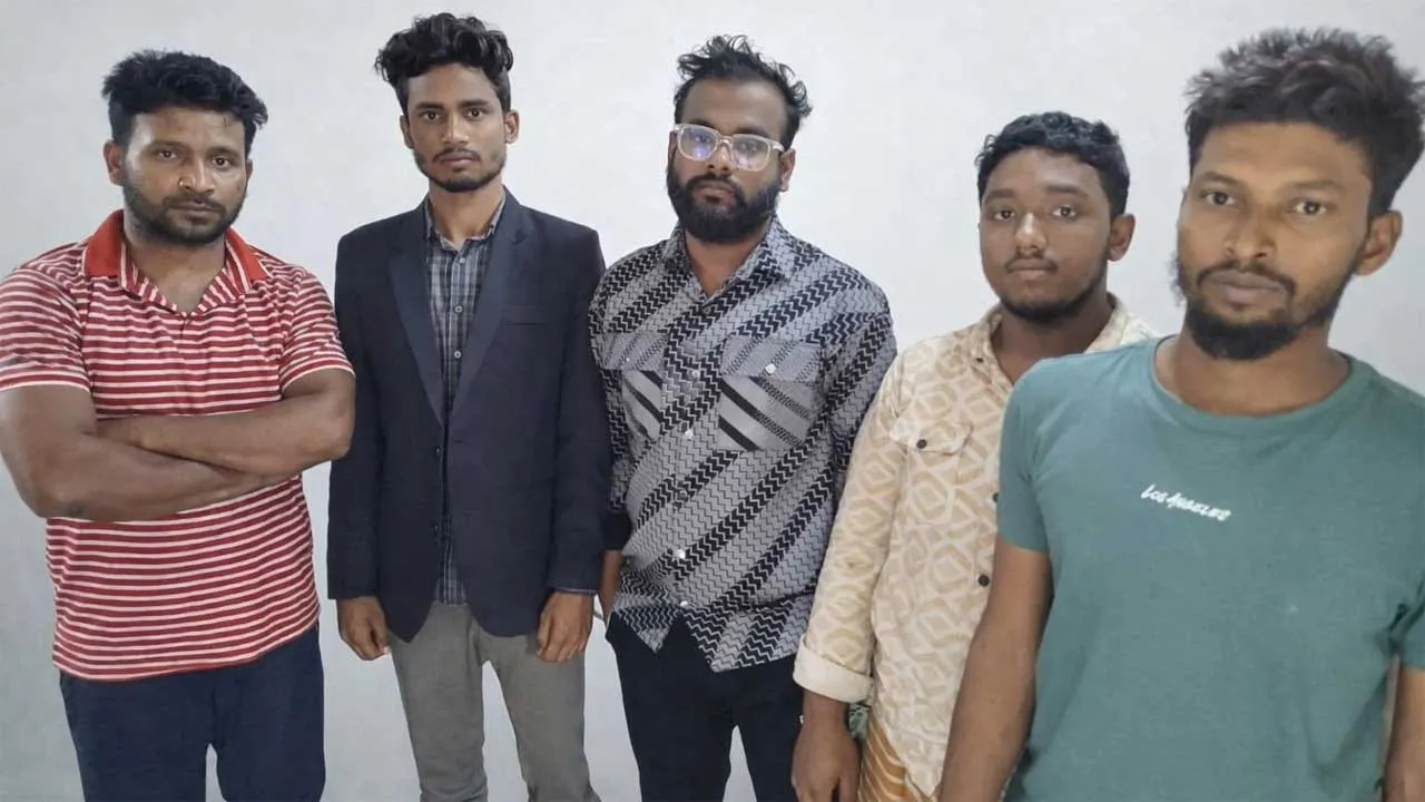 আড়াইহাজারে ফসলি জমির মাটি কেটে বিক্রি, আটক ৫