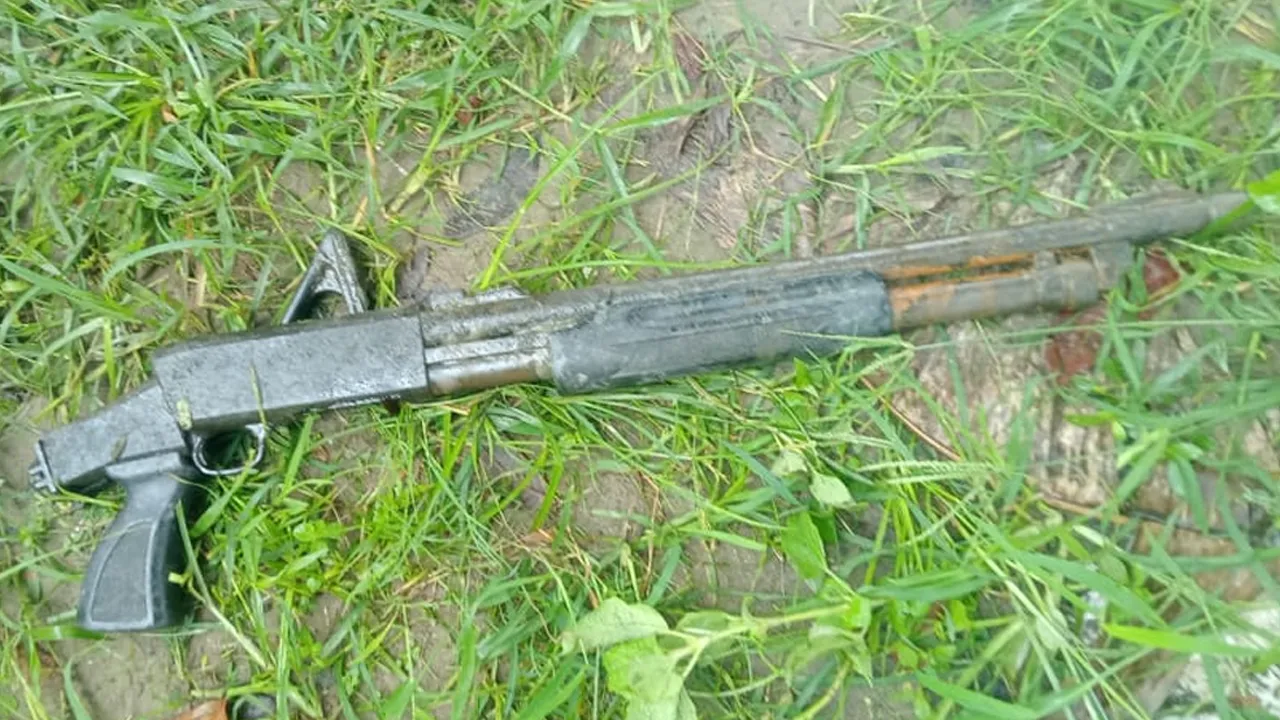 আড়াইহাজারে মাছের জালে উঠে এলো শর্টগান