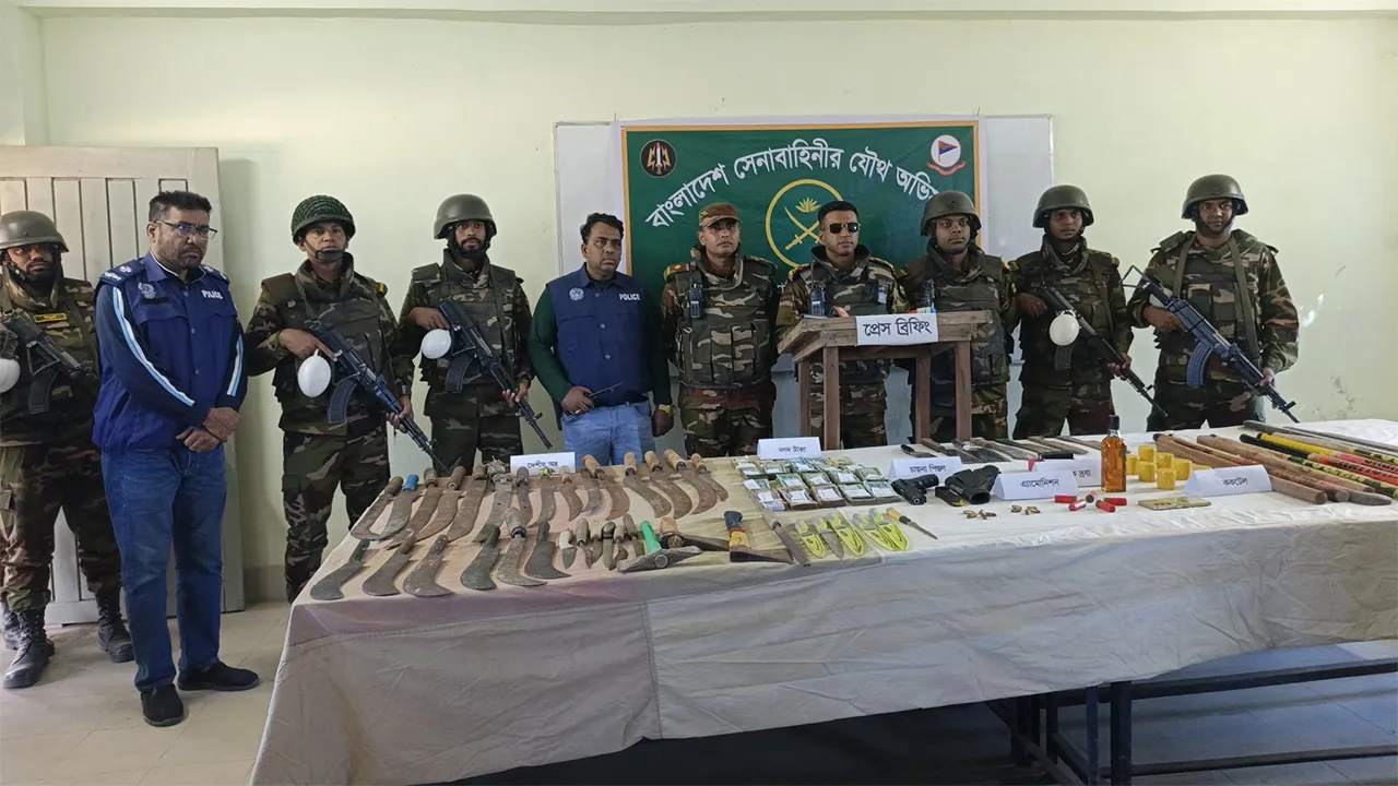 আড়াইহাজারে যৌথ বাহিনীর অভিযানে বিপুল সংখ্যক অস্ত্র উদ্ধার
