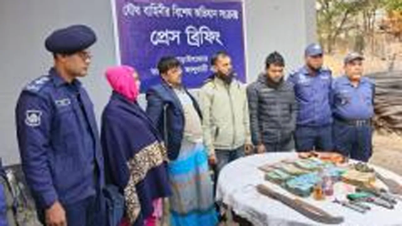 আড়াইহাজারে যৌথবাহিনীর অভিযানে অস্ত্র, ইয়াবা ও নগদ টাকাসহ গ্রেফতার ৪
