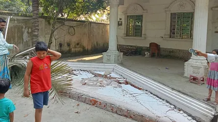 আড়াইহাজারে ভূকম্পন, ঘরবাড়ি ছেড়ে রাস্তায় মানুষ