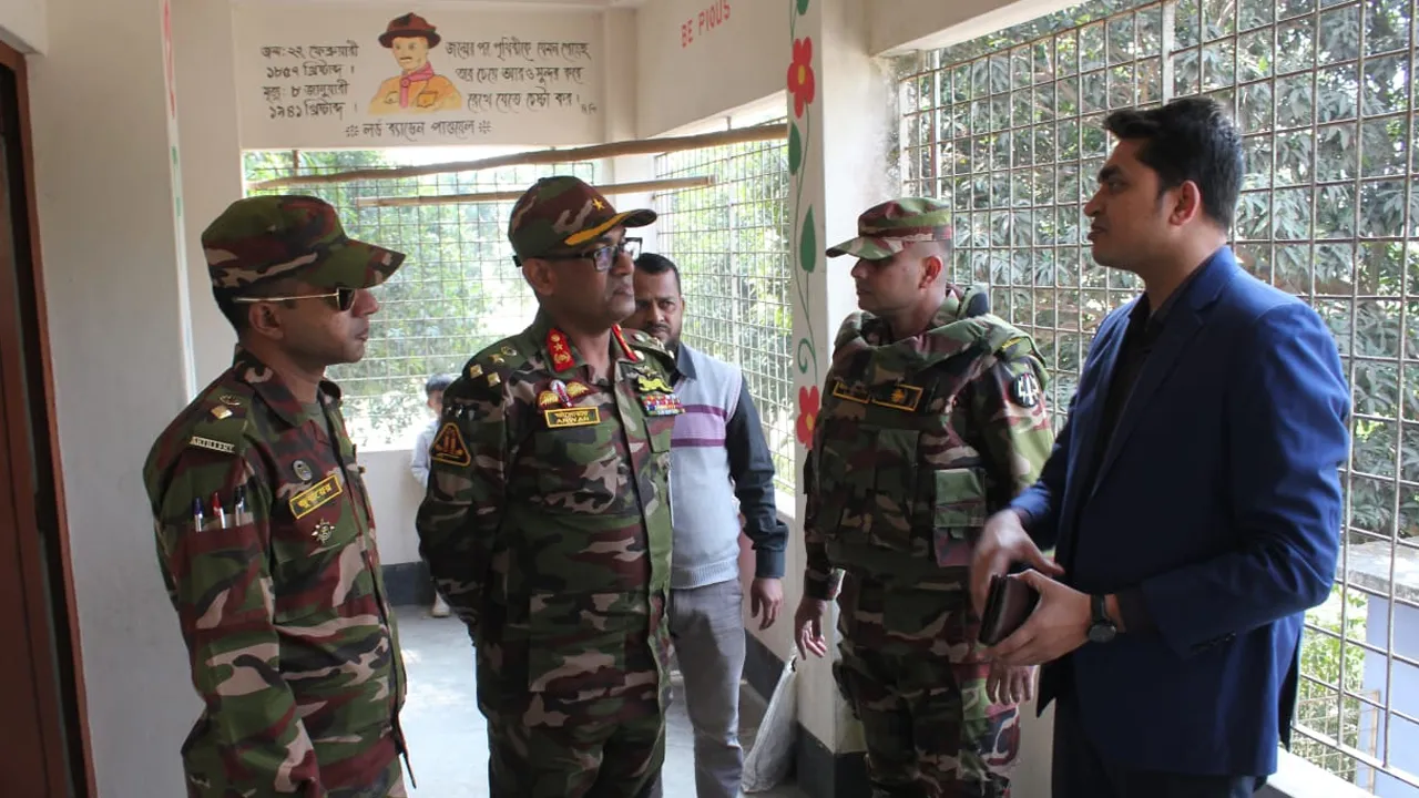 আড়াইহাজারে ভোটকেন্দ্র পরিদর্শনে সেনাবাহিনী