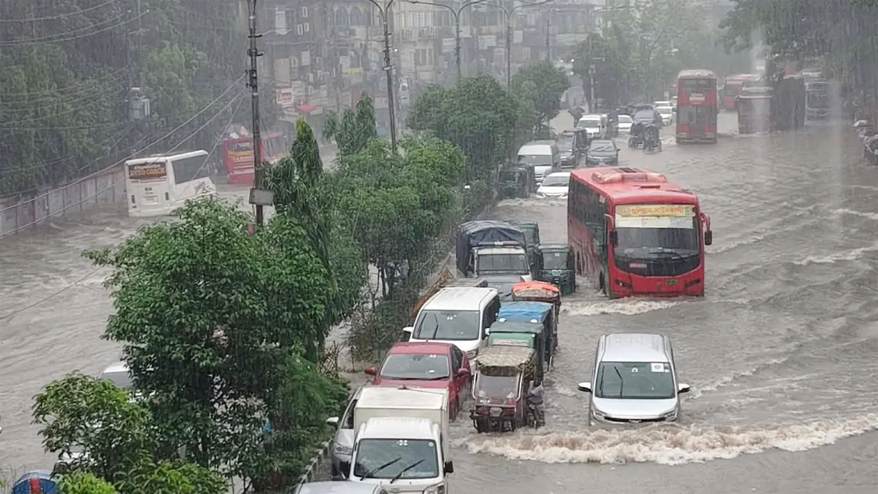 টানা বর্ষণে স্থবির ঢাকা, জলজট-যানজটে চরম ভোগান্তি