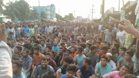 আড়াইহাজারে ৪ দফা দাবিতে শ্রমিকদের সড়ক অবরোধ