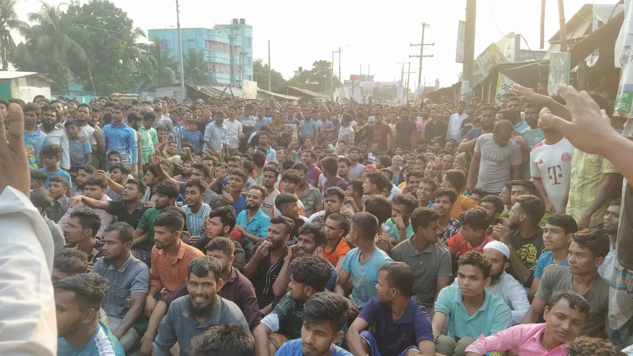 আড়াইহাজারে ৪ দফা দাবিতে শ্রমিকদের সড়ক অবরোধ