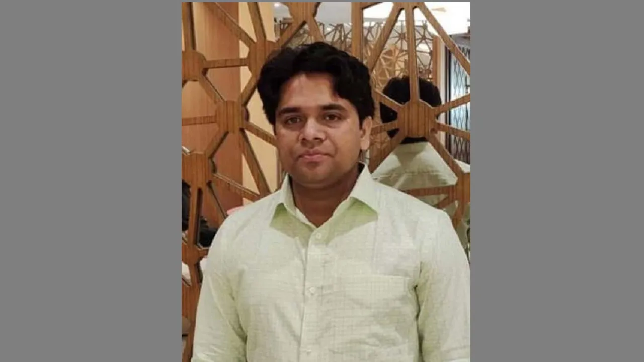খামারবাড়ির বরখাস্ত কর্মচারী আরমানের দেশত্যাগে নিষেধাজ্ঞা