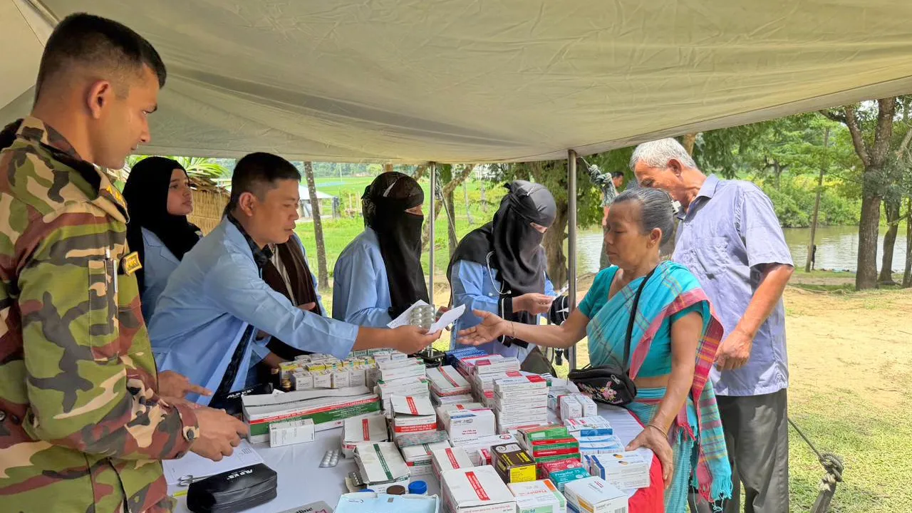 লক্ষ্মীছড়ির দুল্যাতলীতে সেনাবাহিনীর বিনামূল্যে চিকিৎসাসেবা ও ওষুধ বিতরণ