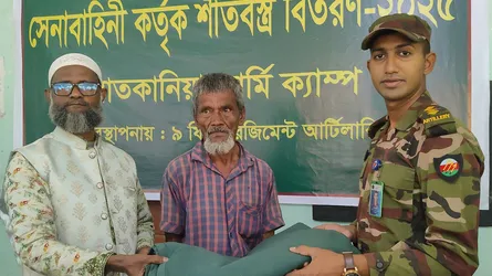 সাতকানিয়ায় শীতার্তদের মাঝে সেনাবাহিনীর শীতবস্ত্র বিতরণ