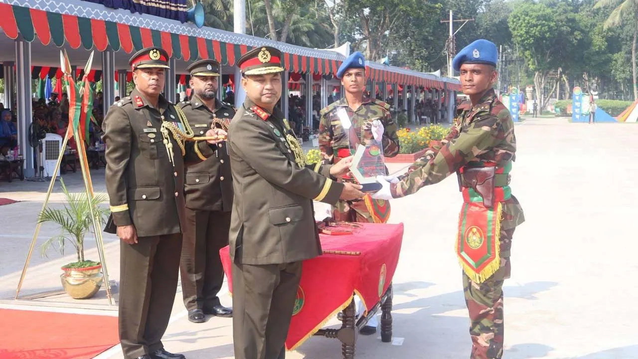 আর্মি সার্ভিস কোর ও আর্মি মেডিক্যাল কোরের সেনাবাহিনী প্রধান কুচকাওয়াজ অনুষ্ঠিত
