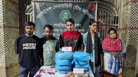 সেনাবাহিনীর অভিযান : বিদেশী অস্ত্র ও বিস্ফোরকসহ গ্রেফতার ৪৪