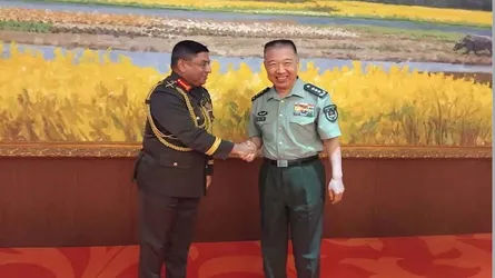 চীন সফর শেষে দেশে ফিরলেন সেনাবাহিনী প্রধান