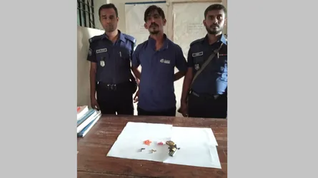 পরীক্ষা কেন্দ্রের সামনে পুলিশকে গুলি, আহত ৩