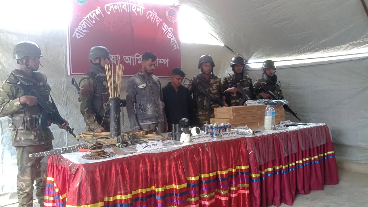 উখিয়া থেকে আরসা কমান্ডার লালু গ্রেফতার, অস্ত্র ও গুলি উদ্ধার
