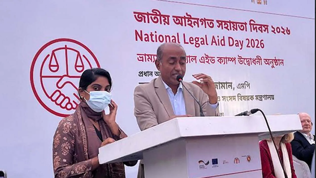 কড়াইল বস্তিতে ভ্রাম্যমাণ লিগ্যাল এইড ক্যাম্প উদ্বোধন করলেন আইনমন্ত্রী