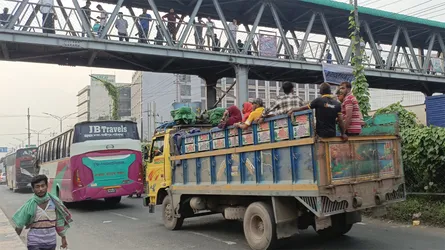 ট্রাকে ঝুঁকি নিয়ে বাড়ি যাচ্ছে ঘরমুখো মানুষ