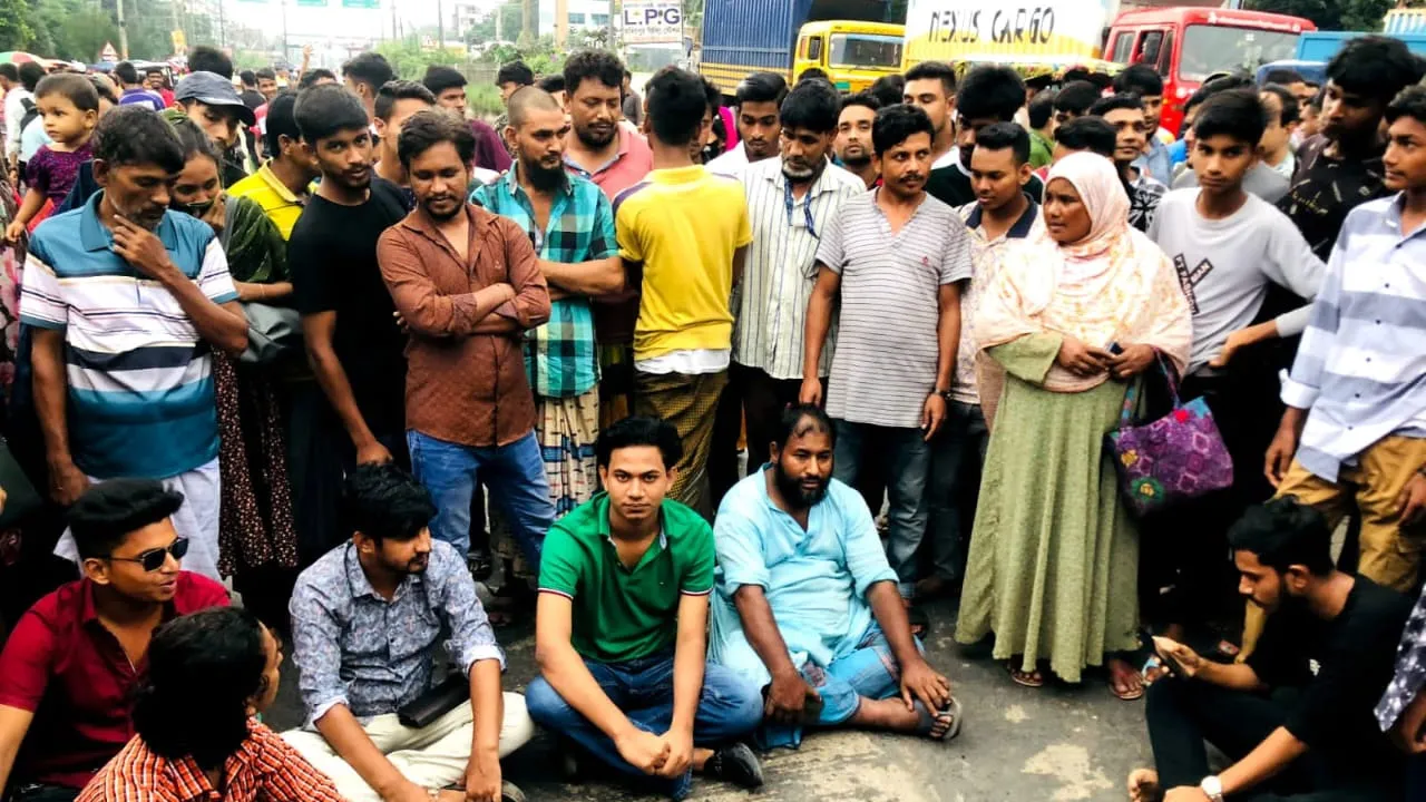 গোপালগঞ্জে এনসিপির নেতাকর্মীর ওপর হামলার প্রতিবাদে আশুলিয়ায় মহাসড়ক ব্লকেড