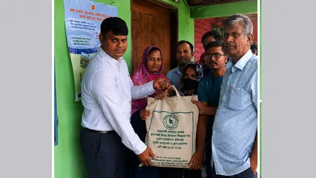 আশুলিয়ায় জলাবদ্ধতায় ক্ষতিগ্রস্তদের খাদ্য সামগ্রী বিতরণ