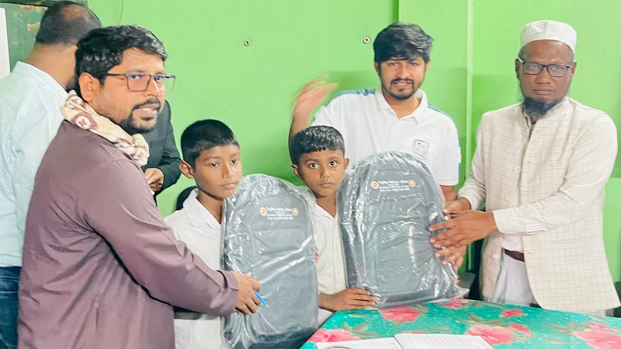 আশুলিয়ায় ৭ শ’ শিক্ষার্থীর মাঝে বিনামূল্যে স্কুলব্যাগ বিতরণ