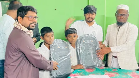আশুলিয়ায় ৭ শ’ শিক্ষার্থীর মাঝে বিনামূল্যে স্কুলব্যাগ বিতরণ