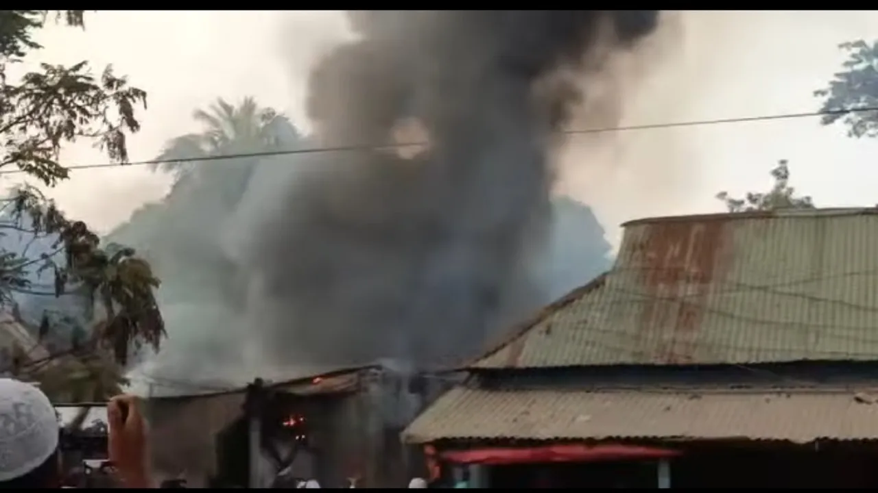 আশুলিয়ায় শ্রমিক কলোনিতে আগুন, ১৩ কক্ষ ভস্মিভূত