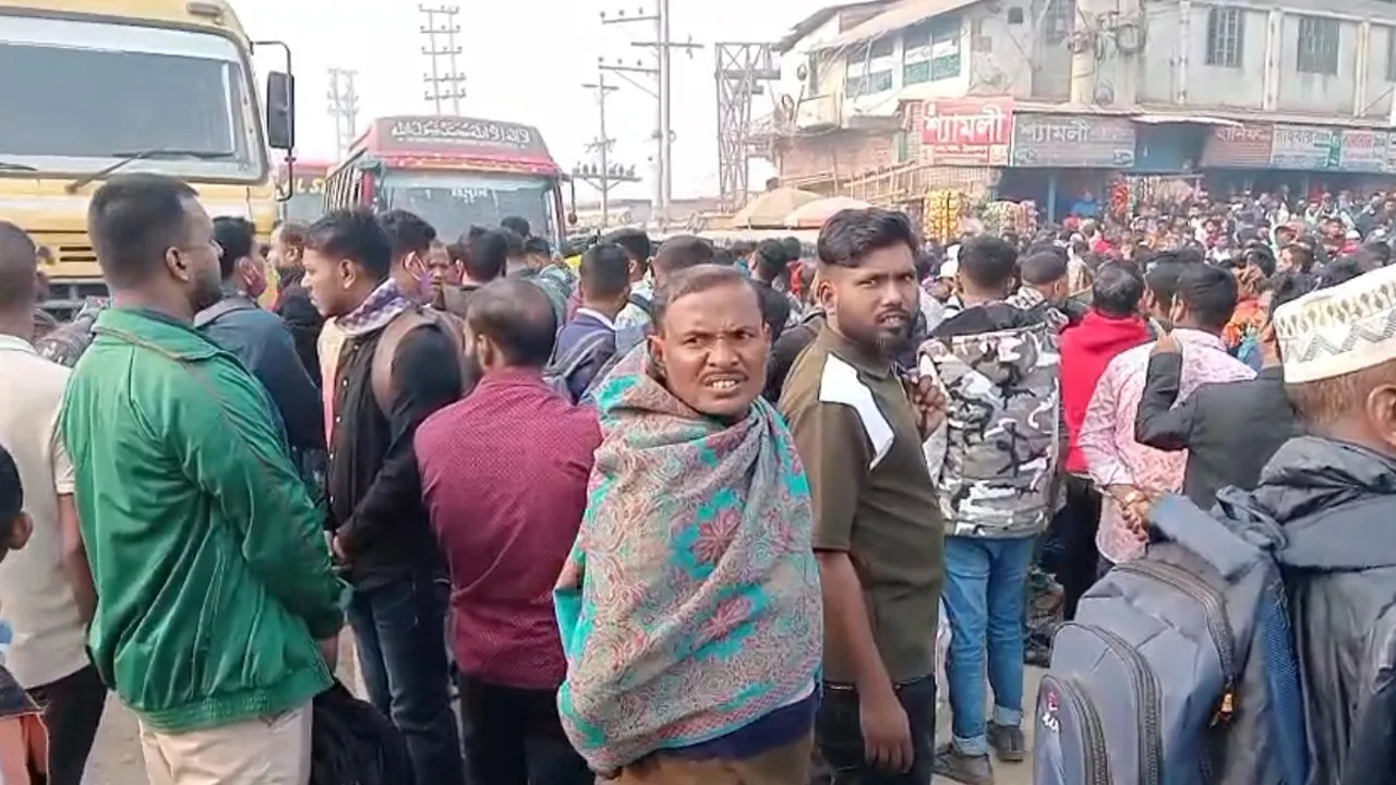 আশুলিয়ায় অতিরিক্ত ভাড়া আদায়ের অভিযোগে মহাসড়ক অবরোধ