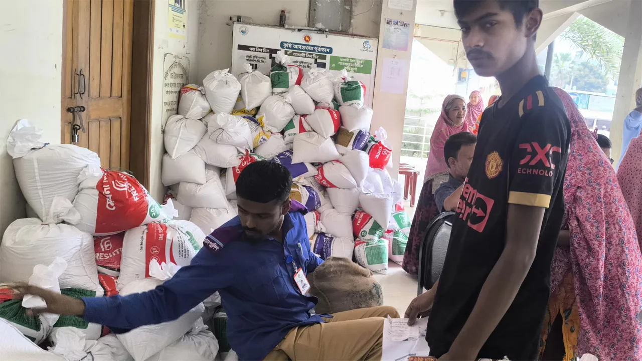 আশুলিয়ায় দরিদ্রদের মাঝে ভিজিএফের চাল বিতরণ