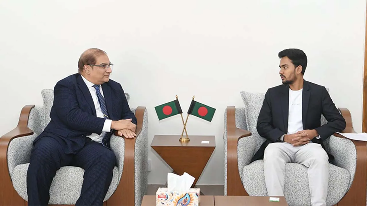 স্থানীয় সরকার উপদেষ্টার সাথে পাকিস্তানের হাইকমিশনারের সৌজন্য সাক্ষাৎ