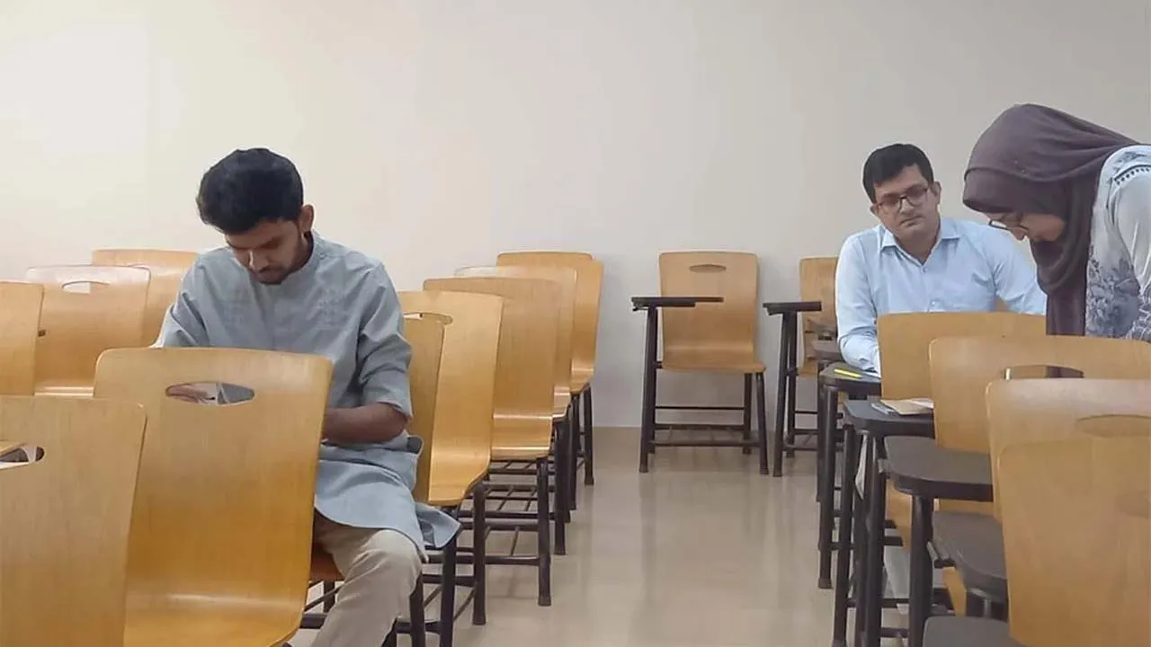 নর্থ সাউথ বিশ্ববিদ্যালয়ে ভর্তি পরীক্ষা দিলেন উপদেষ্টা আসিফ