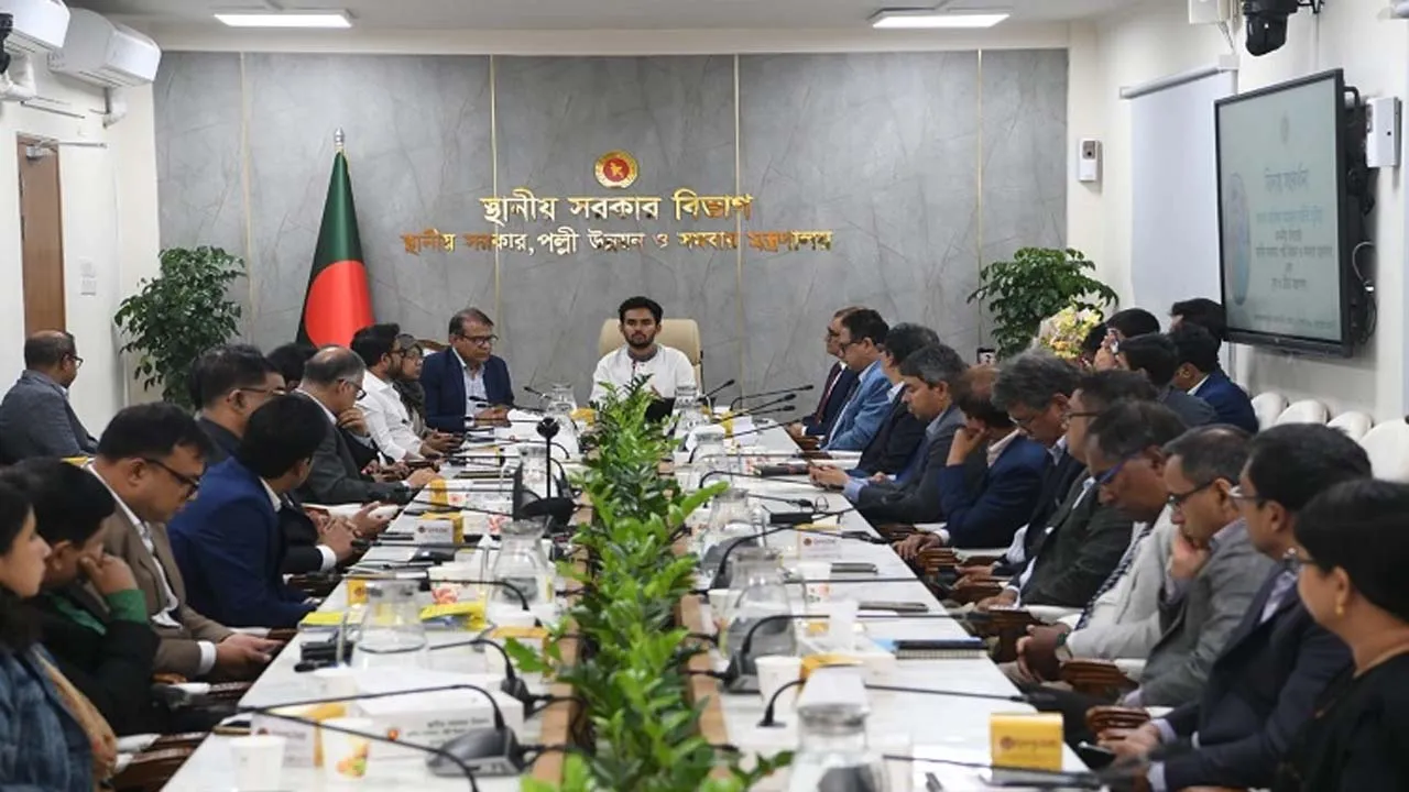 কর্মকর্তা-কর্মচারীদের সততার সাথে কাজ করার আহ্বান বিদায়ী উপদেষ্টা আসিফ মাহমুদের