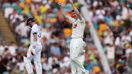 ইংল্যান্ডকে ৮ উইকেটে বিধ্বস্ত করে অ্যাশেজে ২-০ ব্যবধানে এগিয়ে অস্ট্রেলিয়া