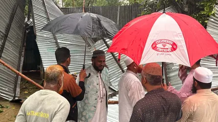 ঘূর্ণিঝড়ে ক্ষতিগ্রস্তদের আর্থিক সহায়তা দিলেন জামায়াত নেতা আতাউর