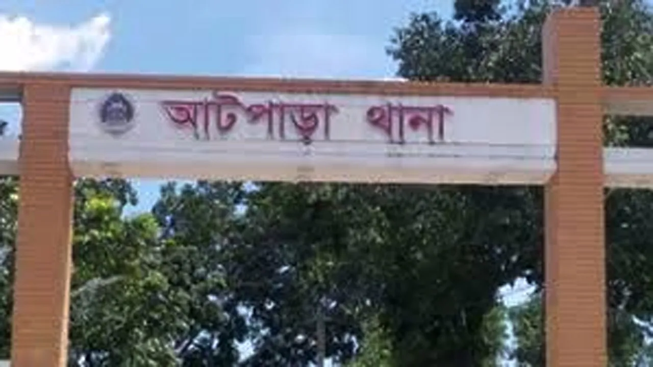 নেত্রকোনায় লাখ টাকা লুটের অভিযোগ পুলিশের বিরুদ্ধে