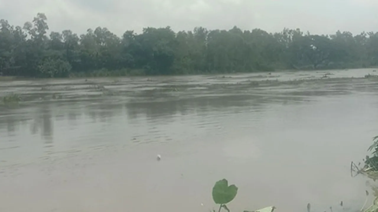আত্রাই নদের পানি বিপদসীমার ৩৭ সেন্টিমিটার ওপরে, পানিবন্দি ৫০০ পরিবার