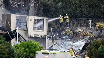 অস্ট্রেলিয়ায় দাবানলে ৪০টি বাড়ি পুড়ে ছাই, দমকল কর্মী নিহত