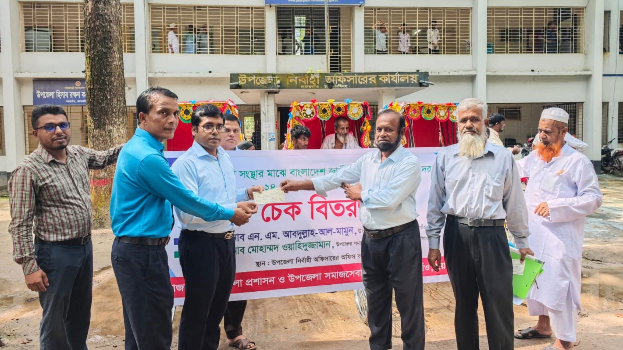 Auto-rickshaws-gifted-to-3-beggar-families-in-Gafargaon